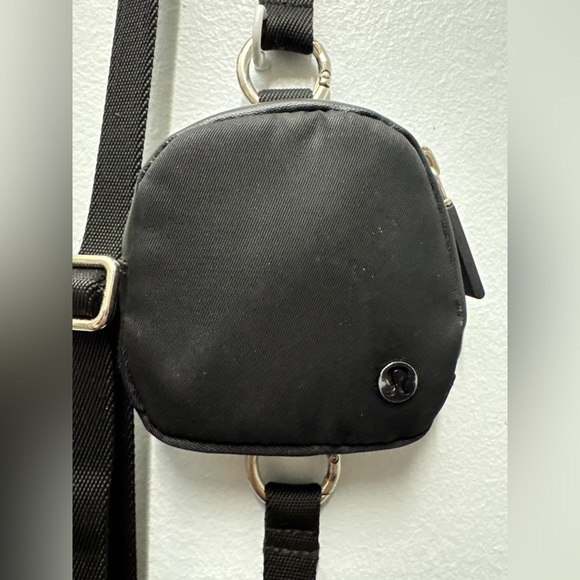 COPY - Lululemon cross body - Picture 2 of 3